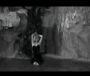 Bewegtes Bild von Anita Ekberg, die im Film La Dolce Vita mitten in der Nacht in den Römer Trevi-Brunnen steigt.